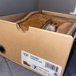Women size 7 uggs chestnut color